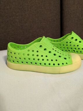 Native Jefferson Glow In The Dark Shoes in Bright Green